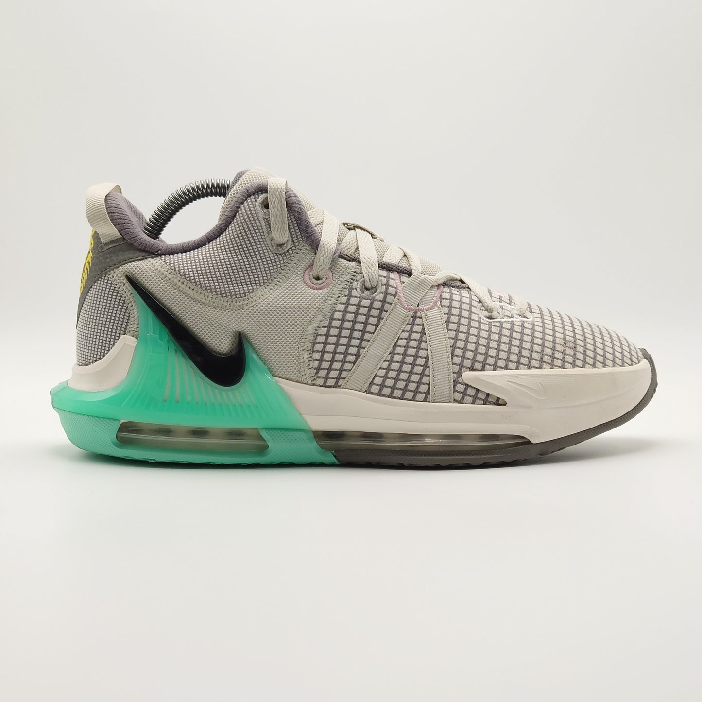 Nike LeBron Witness 8