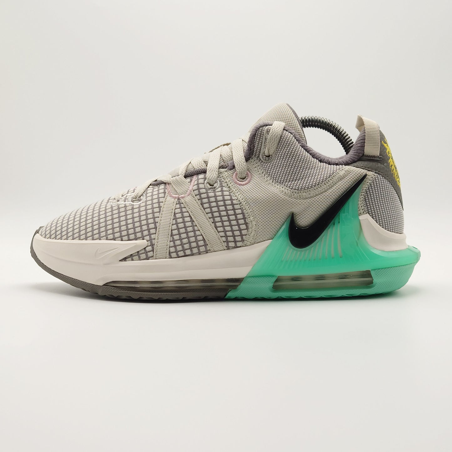 Nike LeBron Witness 8