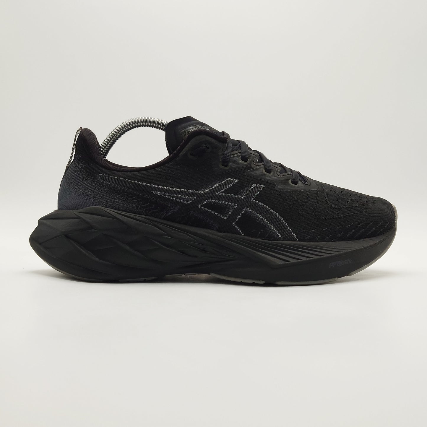 ASICS Novablast 4