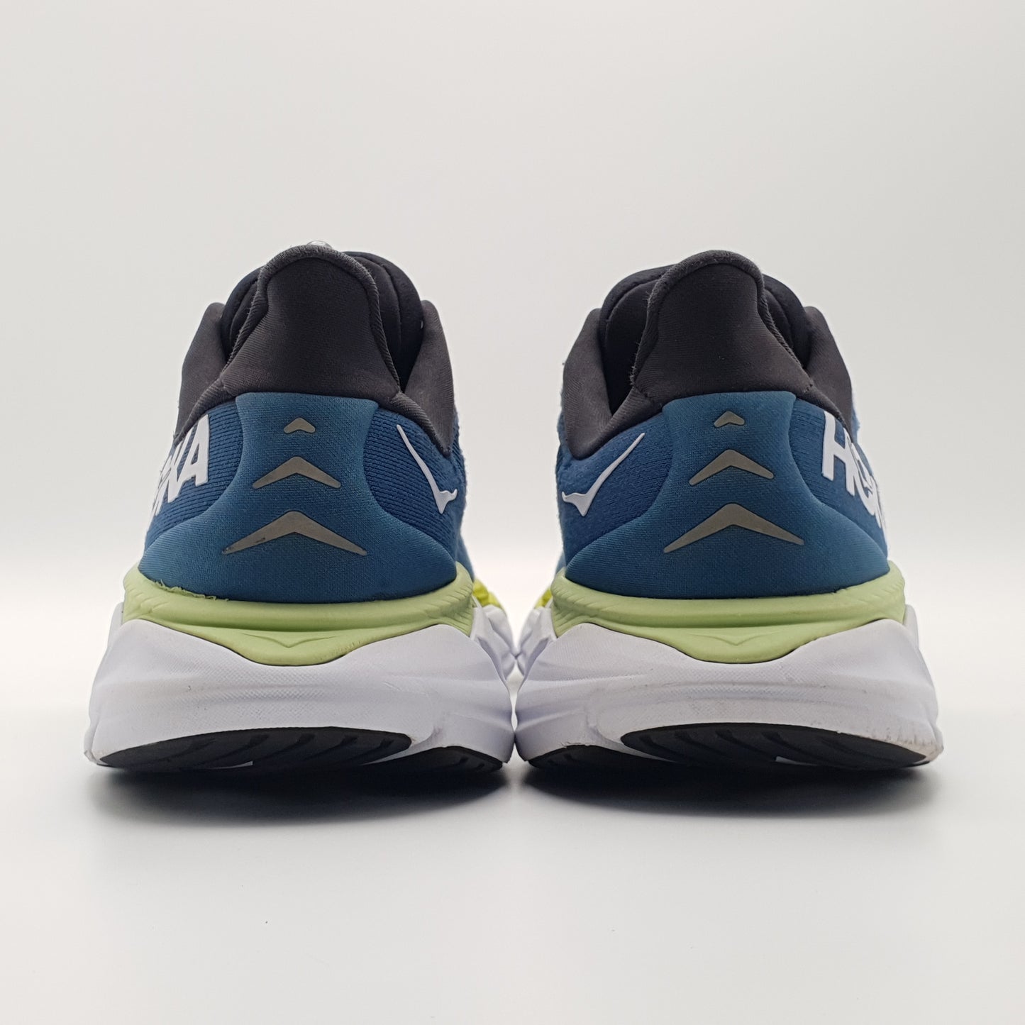 Hoka One One Arahi 6