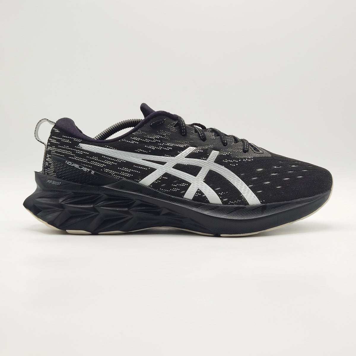 ASICS Novablast 2