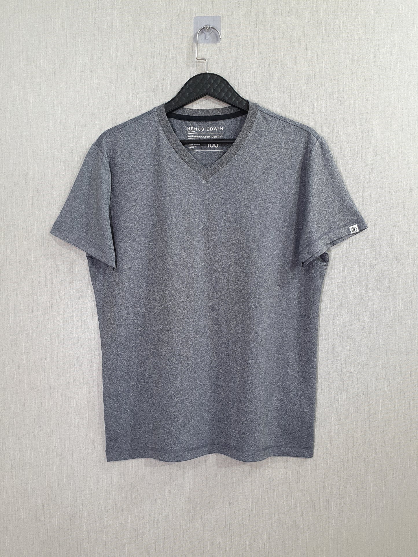 Henus Edwin V-neck